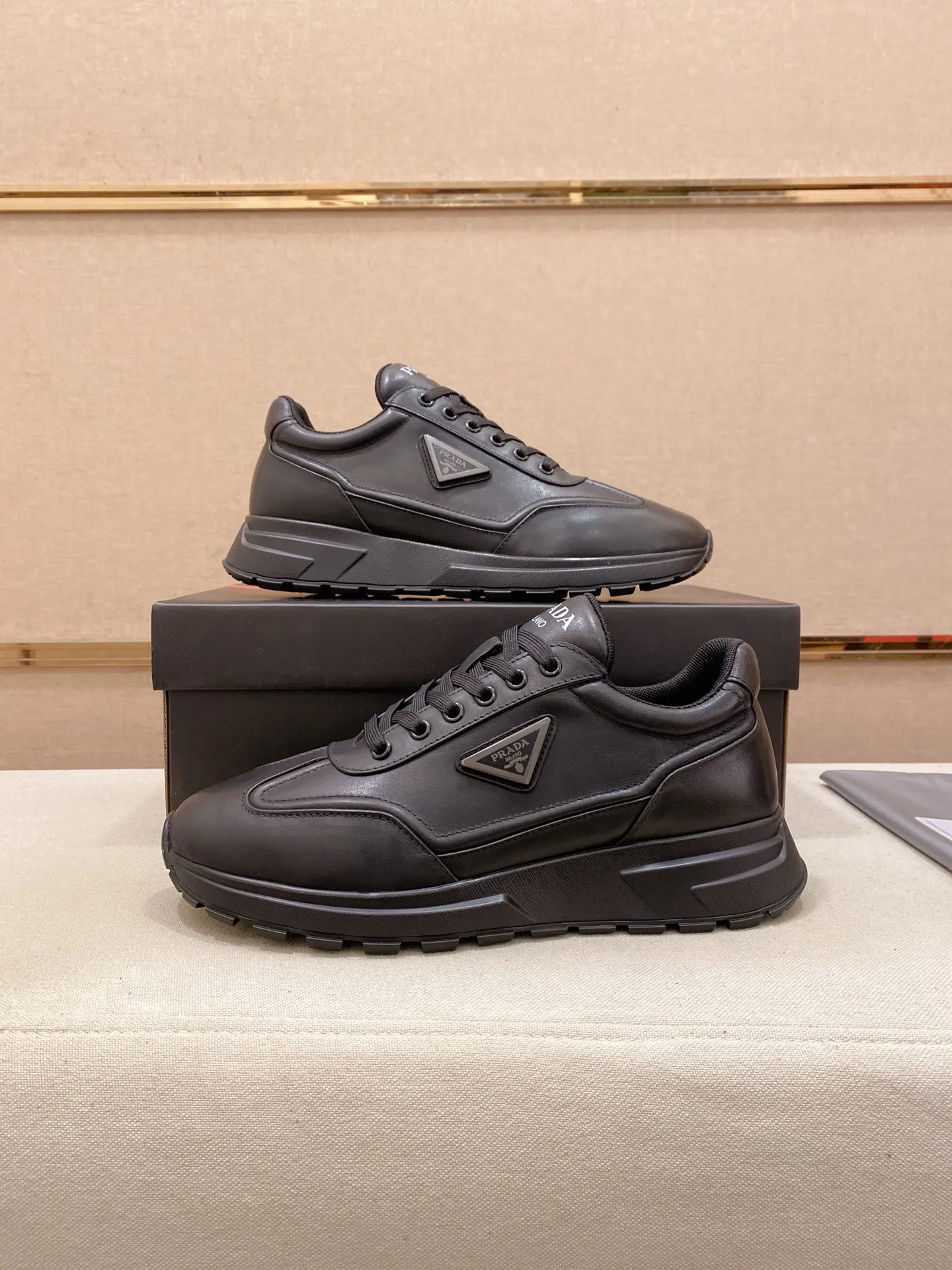 Factory price 600💰 ✔️✔️✔️High version High-quality new PRADA counters are on the market at the same time. The new men's shoes and 😘fabrics are selected from first-layer cowhide and are made by pure handicrafts. Lining: Full cowhide lining. 👍🏿 High-end ☄️ air-cushion molded anti-slip rubber outsole, exquisite lines, simple and elegant, comfortable and high-end for leisure travel. Code number: 38 to 45